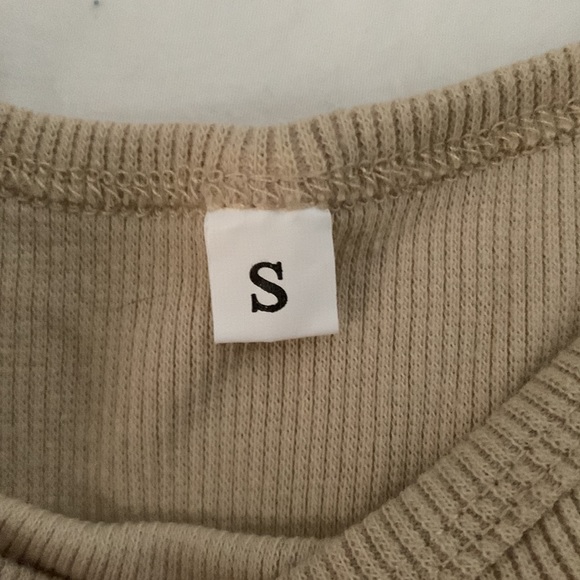 tan cropped tank top - Picture 2 of 2